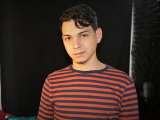 RonnieWells shows livejasmin